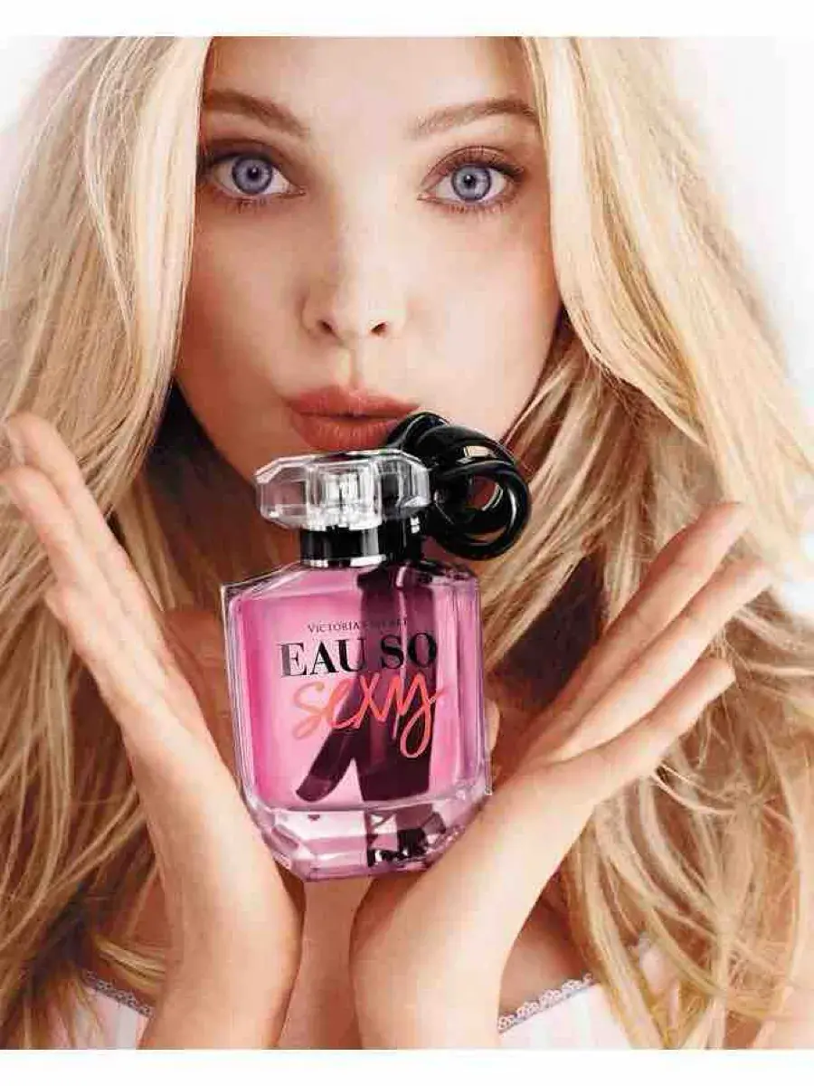 دست یک زن در حال اسپری کردن عطر خنک بر روی پوست