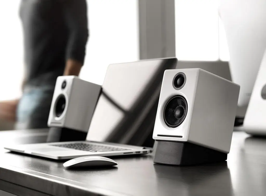 کدام اسپیکر رومیزی انتخاب بهتری است؟ بررسی کامل و ساده