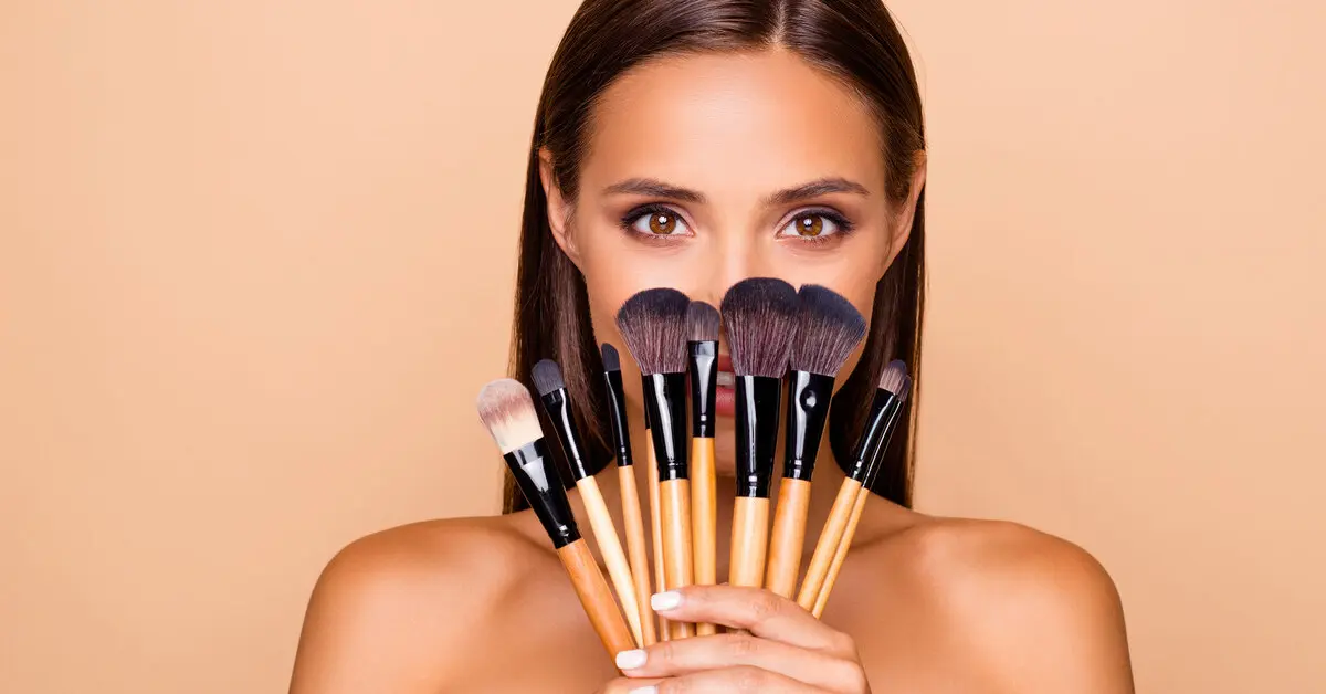 براشهای آرایشی مختلف در کنار یکدیگر