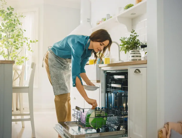 ماشین ظرفشویی با طراحی مدرن و پنل کنترل دیجیتال