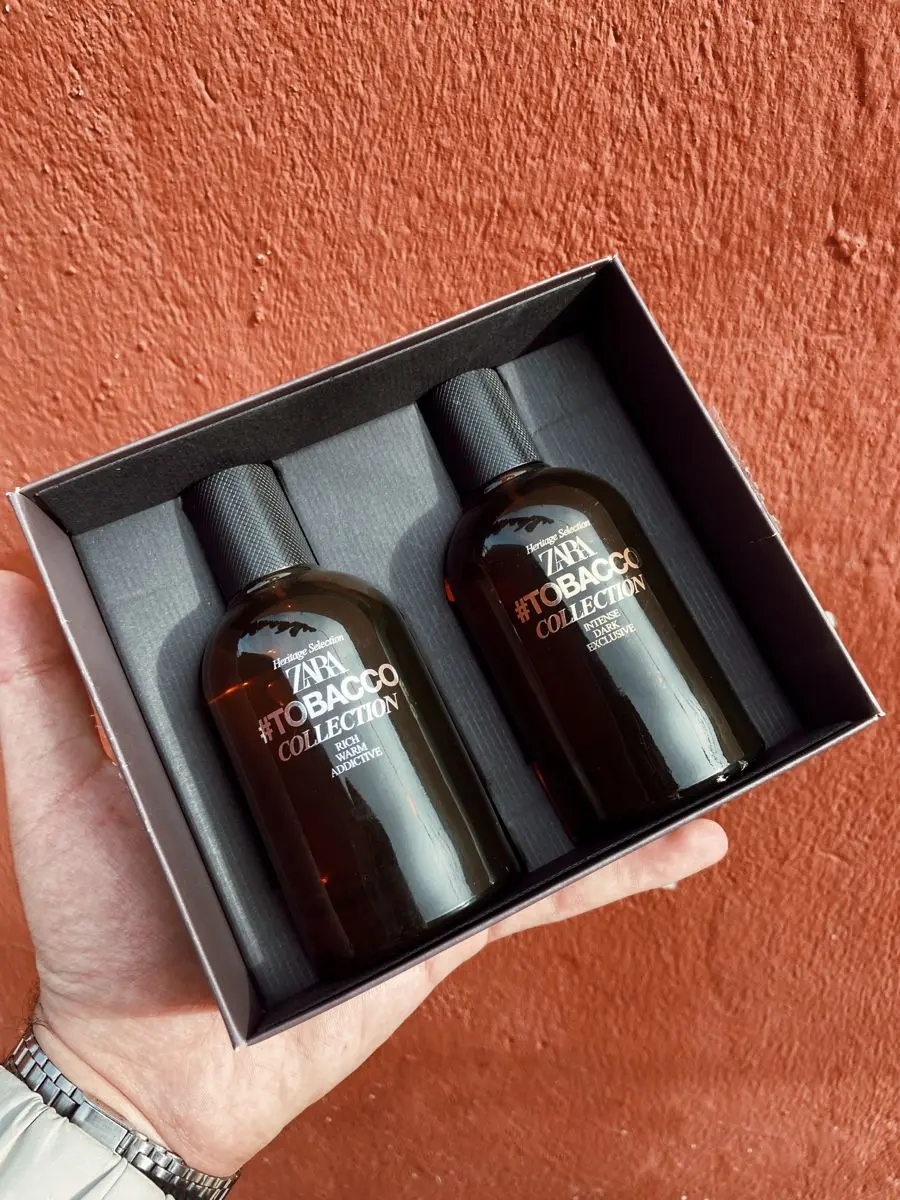 یک مرد در حال انتخاب عطر از میان بطریهای مختلف در یک مغازه عطر