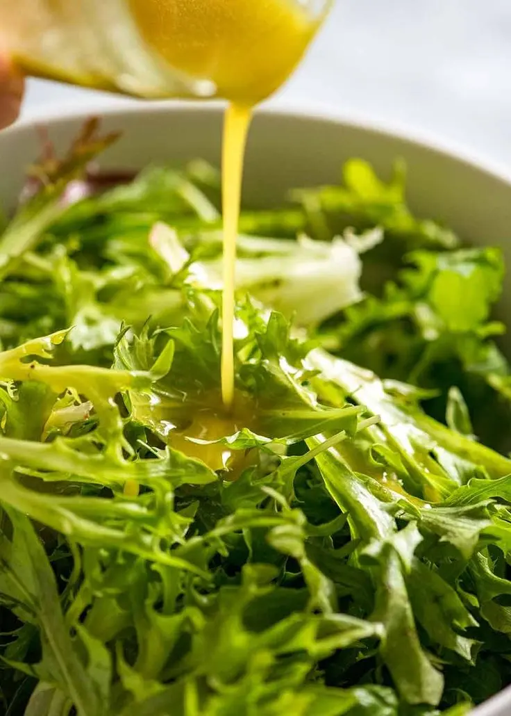 خیارشور تازه در یک ظرف شیشهای