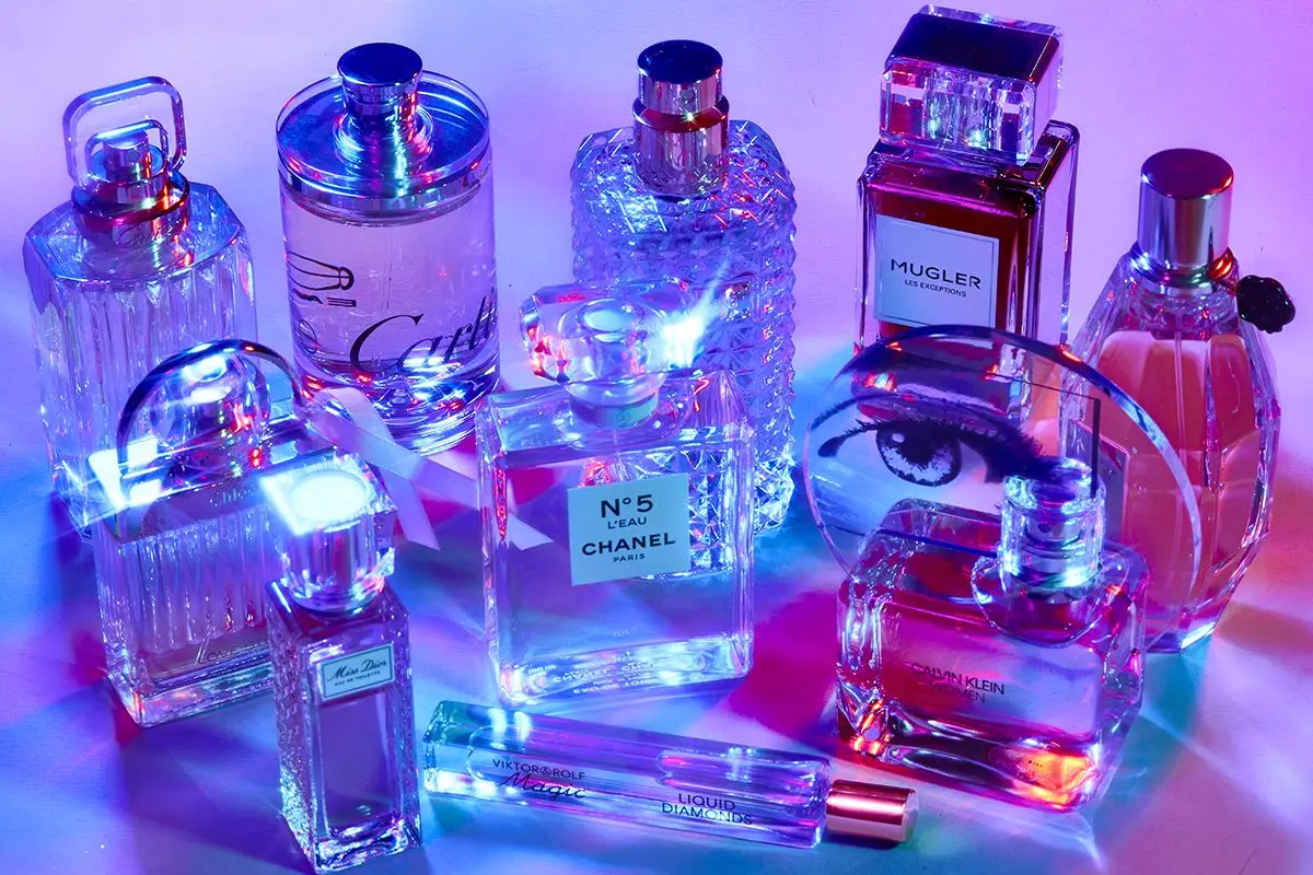 عطرهای زنانه با طراحی‌های لوکس و بطری‌های شفاف و رنگی