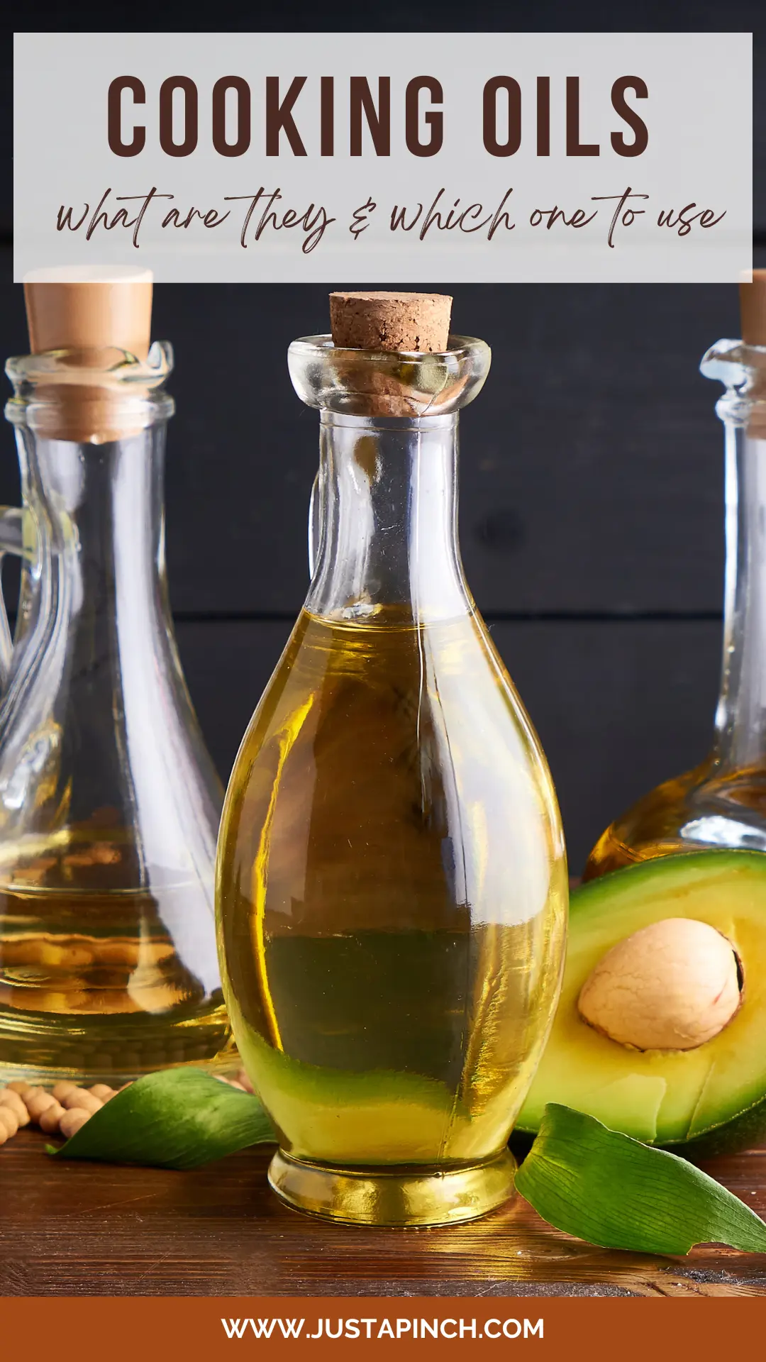 روغن‌های مختلف در ظرف‌های شیشه‌ای