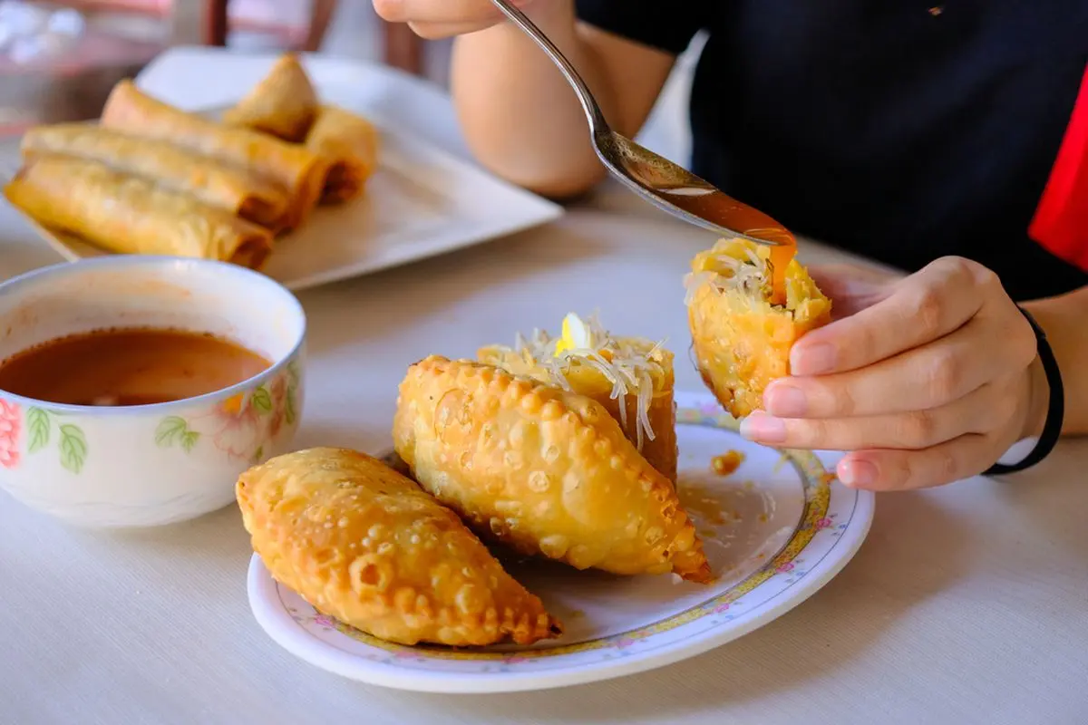موکاپات چوبی با طراحی سنتی روی میز آشپزخانه