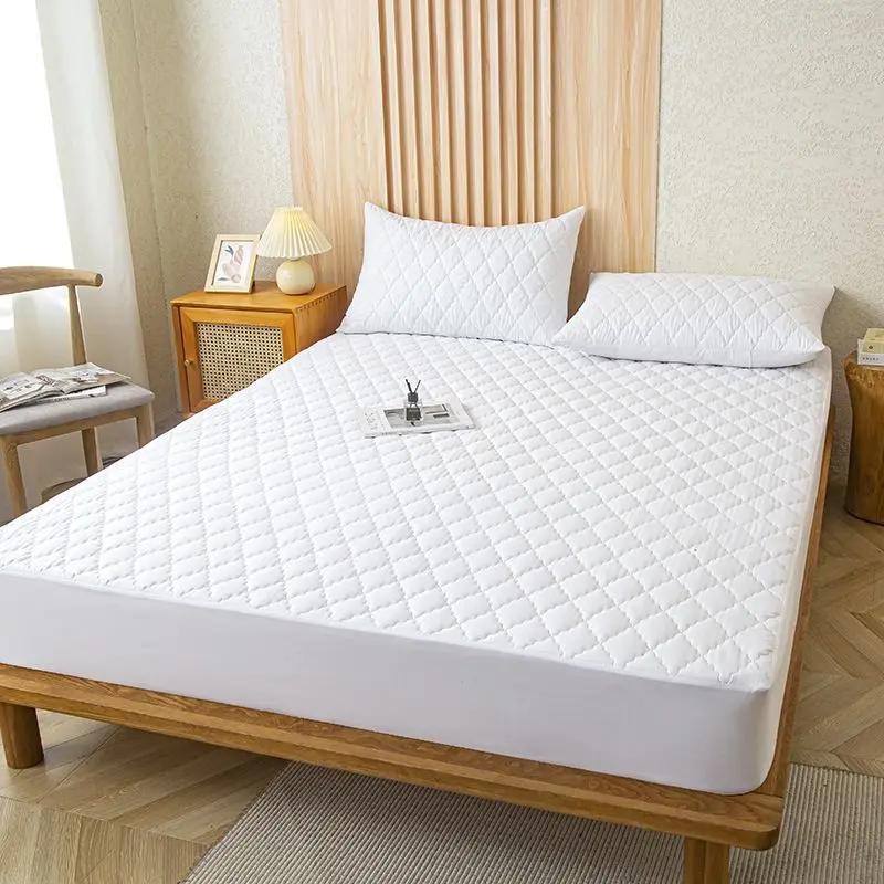 مقایسه دو نوع کاور تشک با جنس‌های مختلف برای نشان دادن تفاوت در ساختار و طراحی