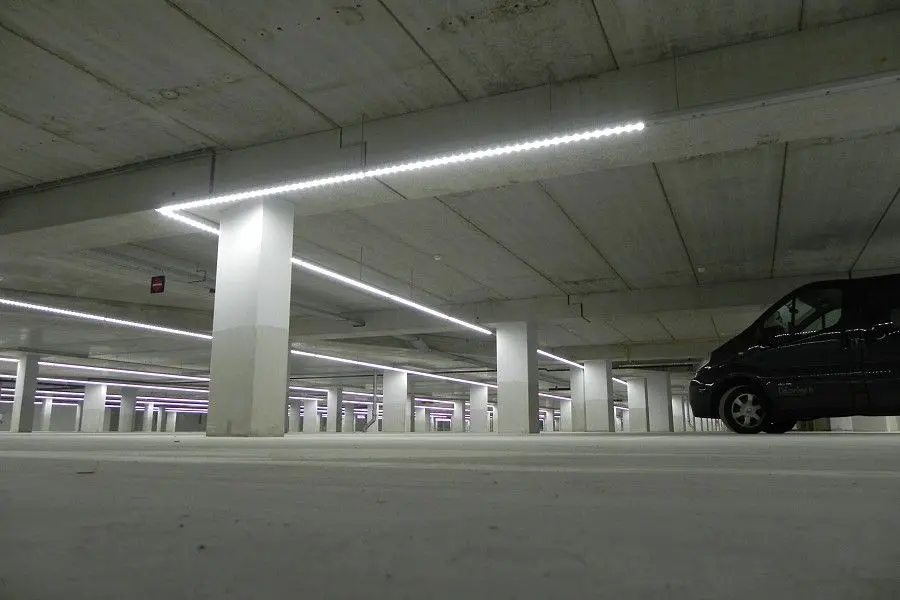 سیستم روشنایی هوشمند پارکینگ با چراغهای LED و سنسورهای حرکت