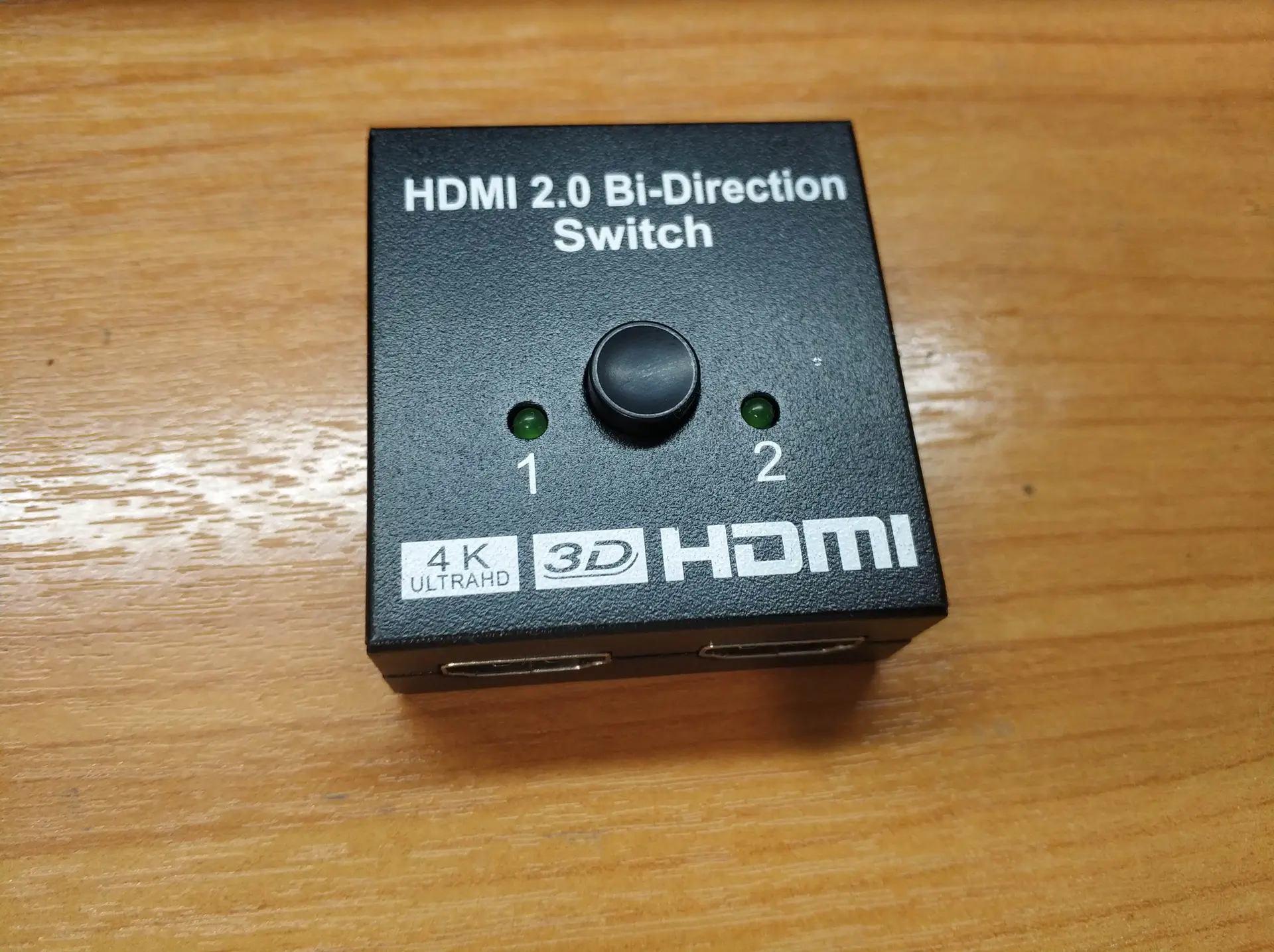 نمونهای از سوئیچ HDMI با کنترل از راه دور برای راحتی استفاده