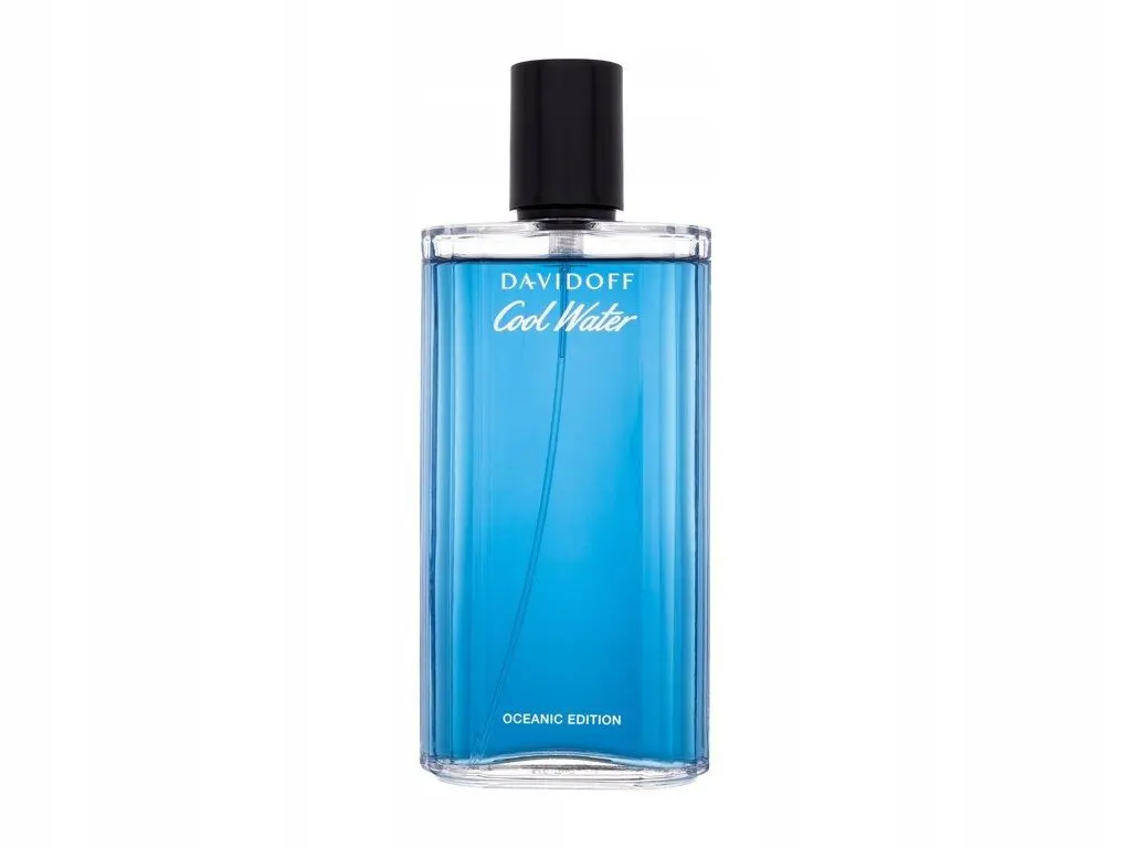 مردی در حال اسپری کردن عطر خنک بر روی مچ دست