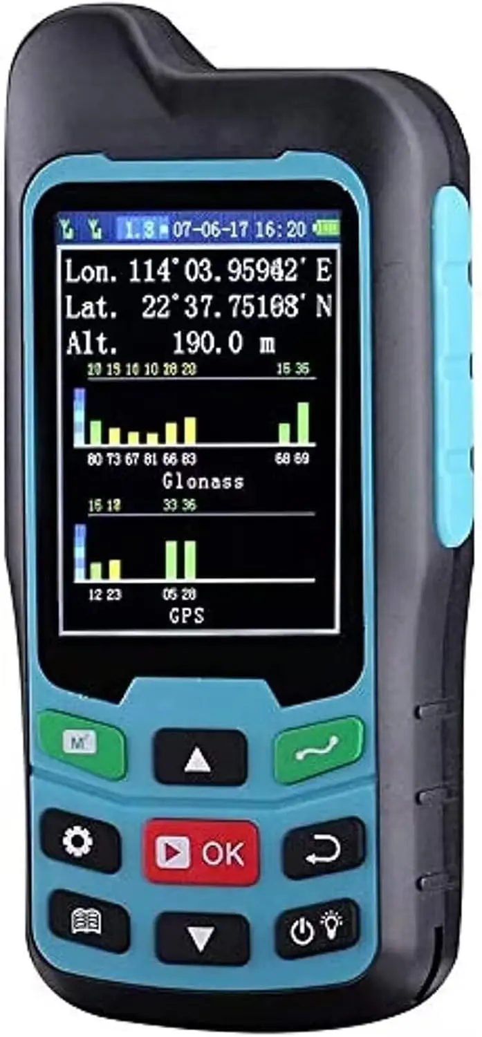 دستگاه GPS دستی روی یک میز با نقشه و ابزارهای مربوطه