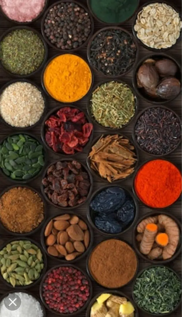 دست انسان در حال پراکنده کردن زعفران روی غذا