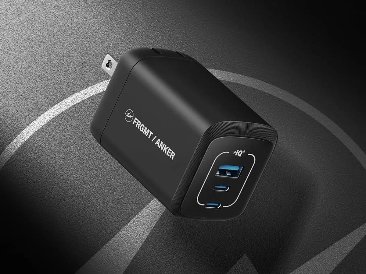 نمونهای از شارژر ۱۰۰ وات با طراحی مدرن و چند پورت USB