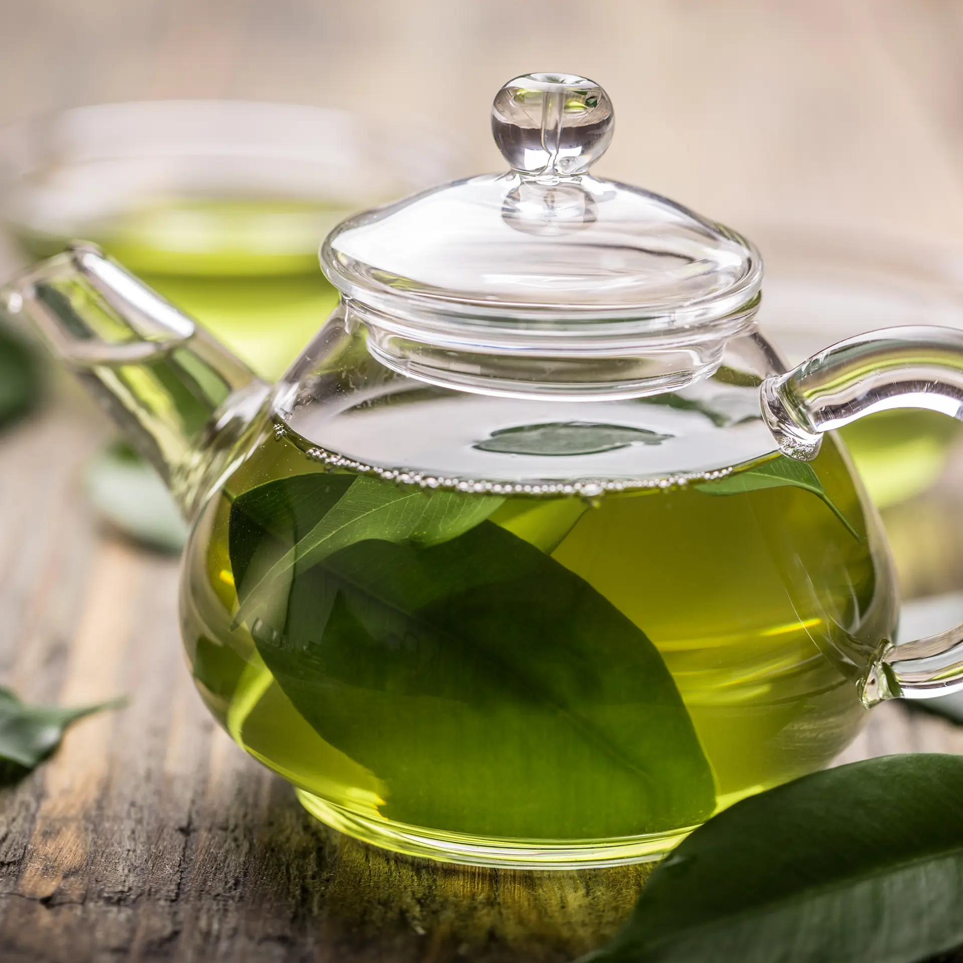 چای سبز ژاپنی سنتی در ظرف سرامیکی با برگهای تازه