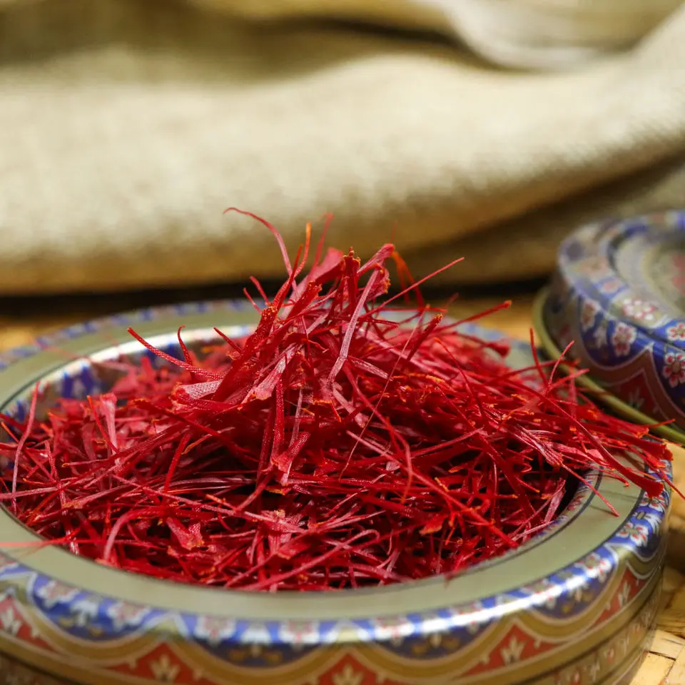 بسته‌بندی زیبا از زعفران با طراحی سنتی و رنگ‌های گرم