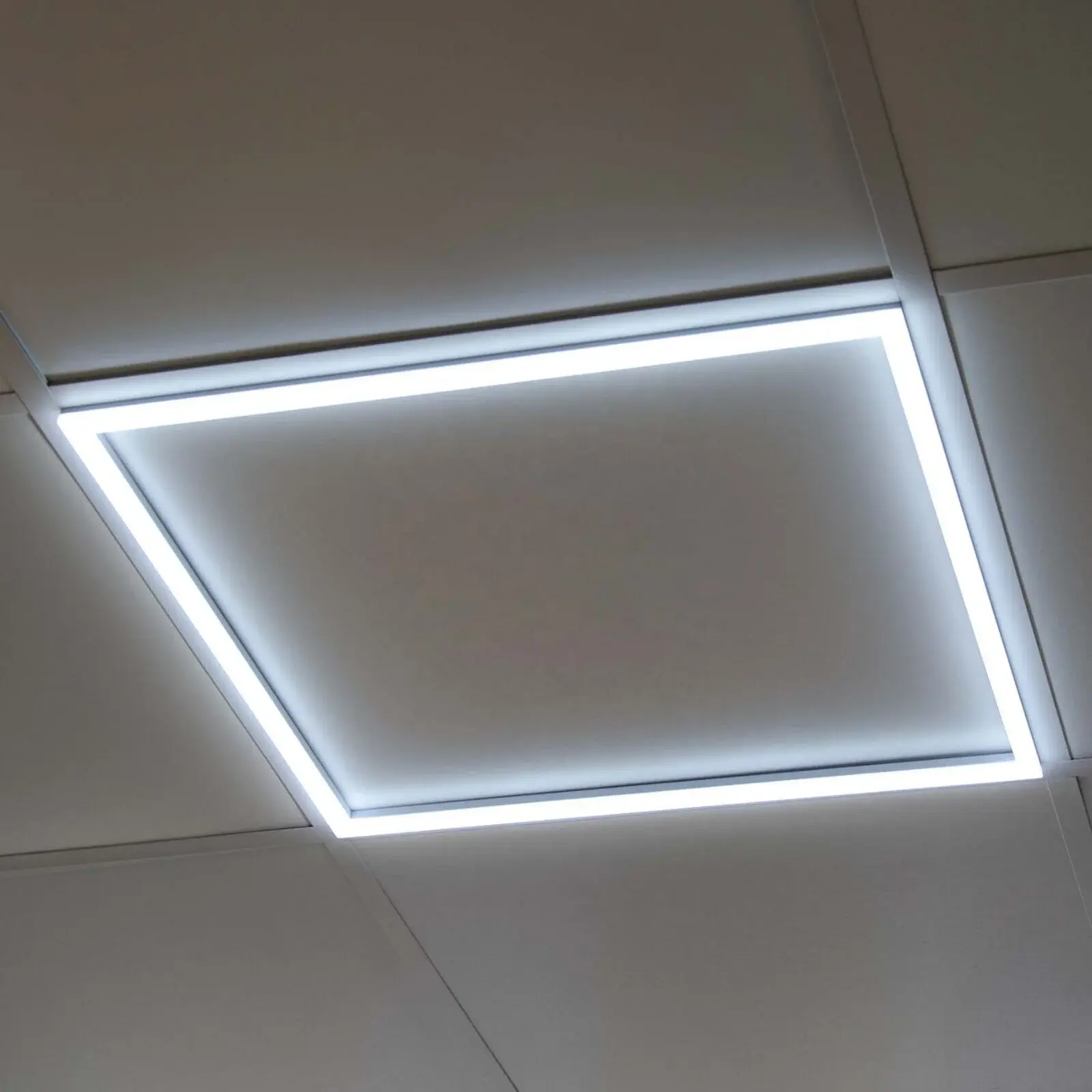پنل LED سقفی با قاب فلزی و طراحی مدرن برای نصب در سقف
