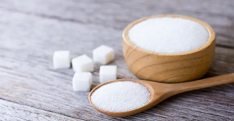 قند سفید در بستهبندی چوبی، نماد فرآوری بالا و استفاده گسترده در صنایع غذایی