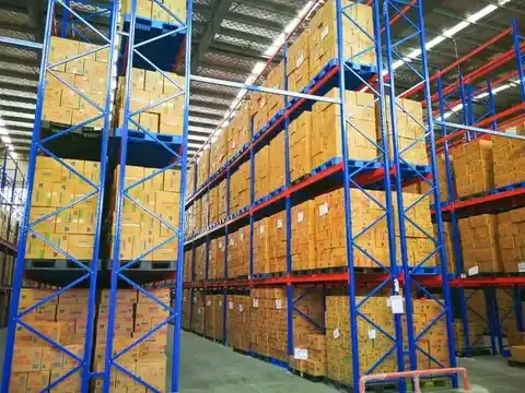 قفسه فلزی با پایههای مستحکم برای کالاهای سنگین