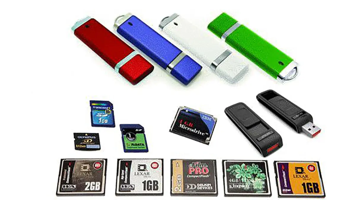 نمونه‌ای از فلش مموری‌های USB با طراحی‌های مختلف و ظرفیت‌های گوناگون