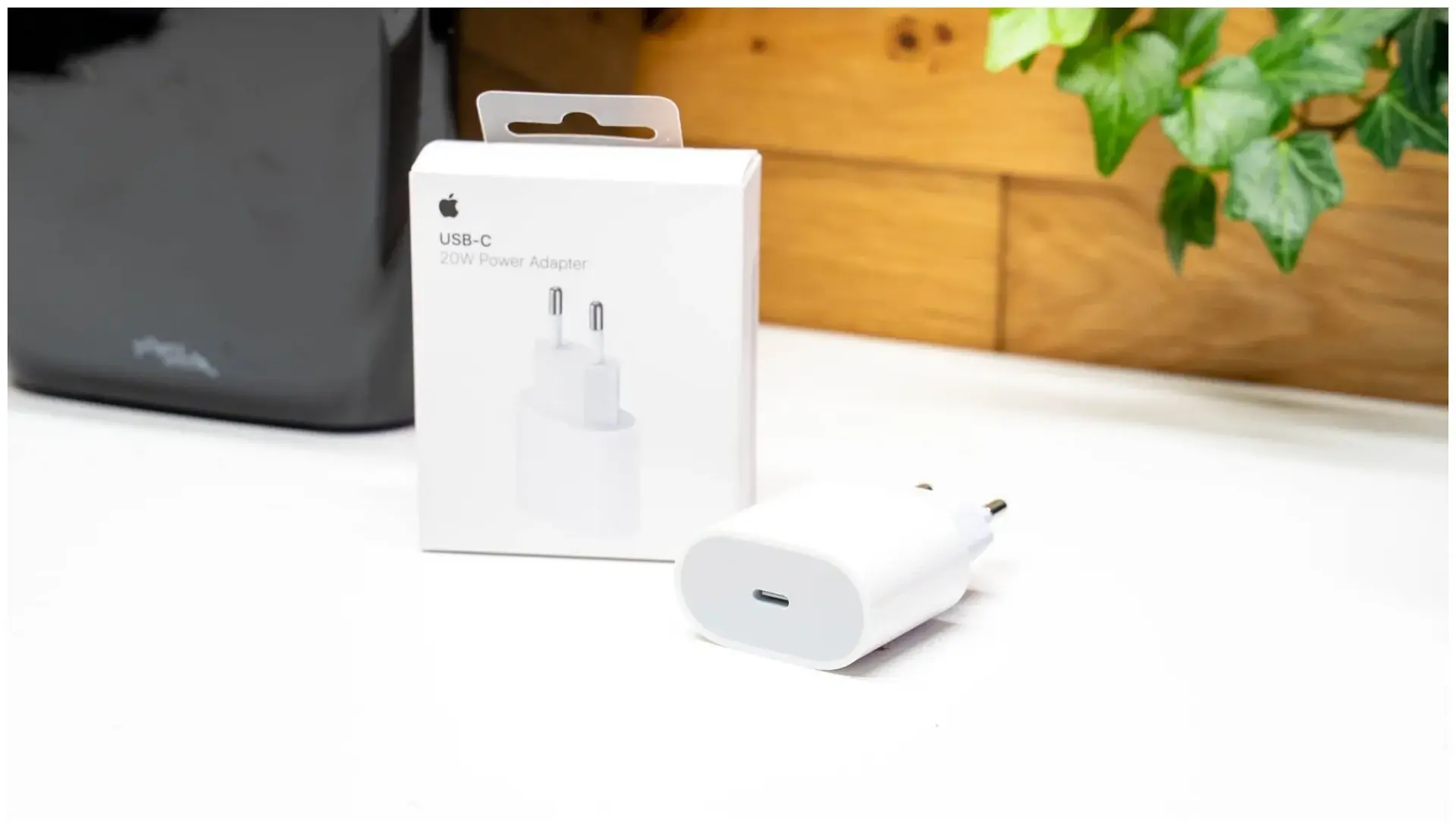 آداپتور برق USB-C با توان ۲۰ وات، نمونهای از طراحی مدرن و استاندارد