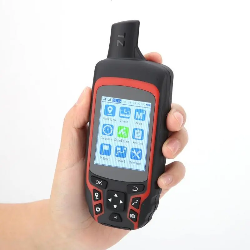 دستگاه GPS دستی در دست یک کاربر با نقشه نمایش داده شده