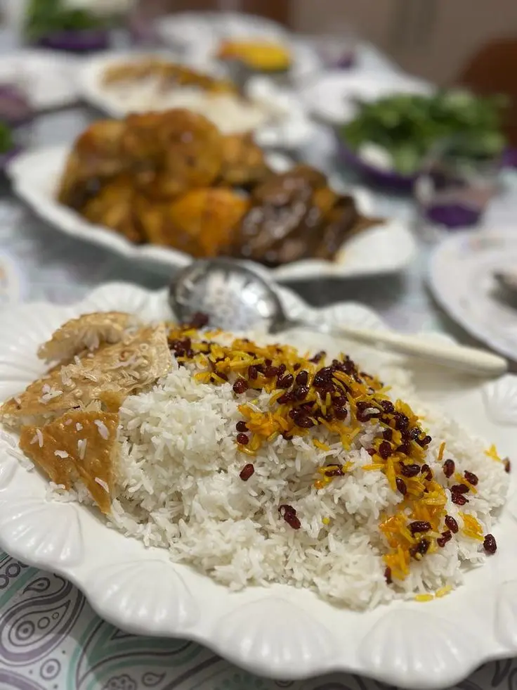 نمونههای مختلف برنج ایرانی در یک سبد چوبی