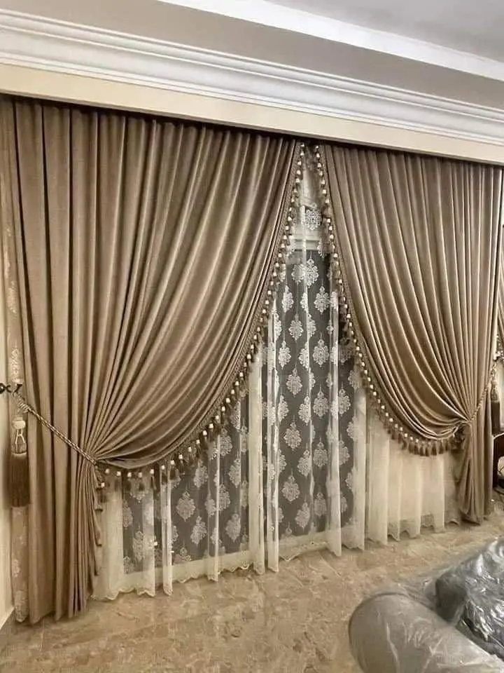 پرده شید افقی نصب شده در اتاقی با نور طبیعی