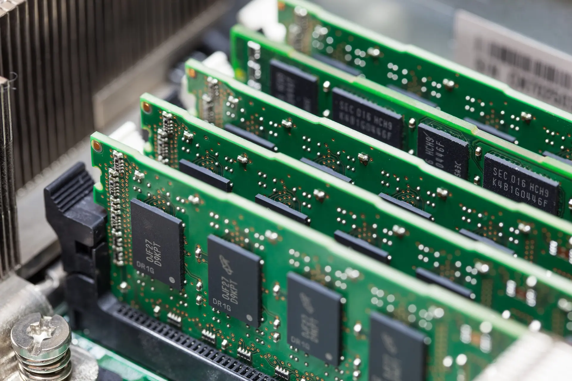 نمونهای از رمهای DDR4 و DDR5 با برچسبهای مختلف