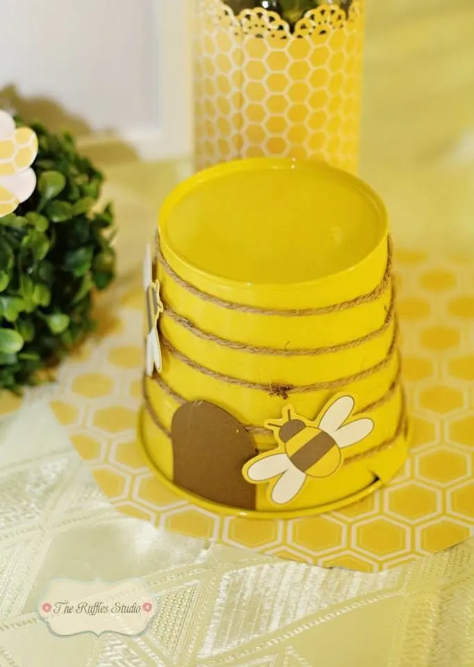 نمونه‌ای از میز عسلی چوبی با طراحی کلاسیک و گرم