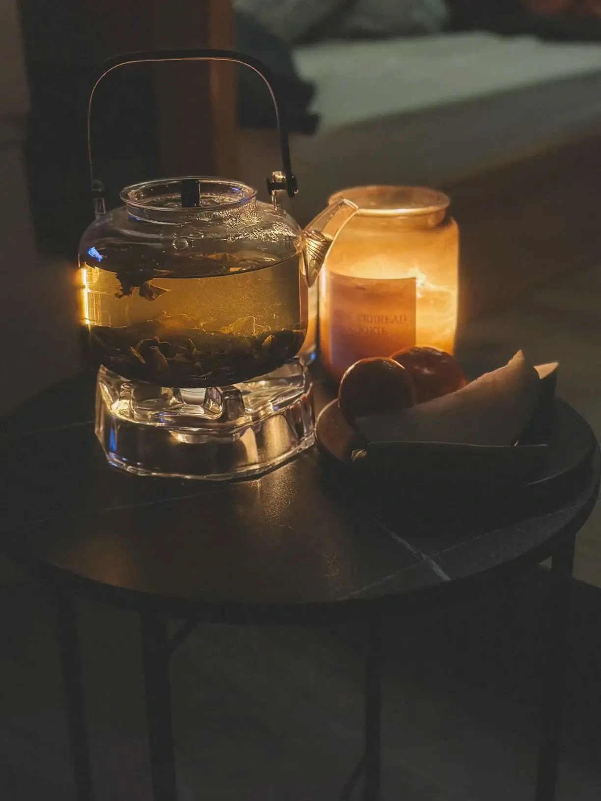 فنجان دمنوش گرم در شب با نور ملایم