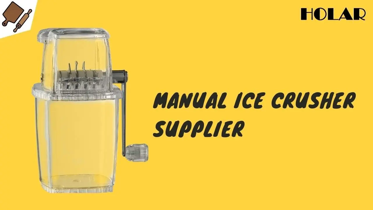کارگر در حال استفاده از خردکن دستی با رعایت نکات امنیتی و استفاده از دستکش و عینک محافظ
