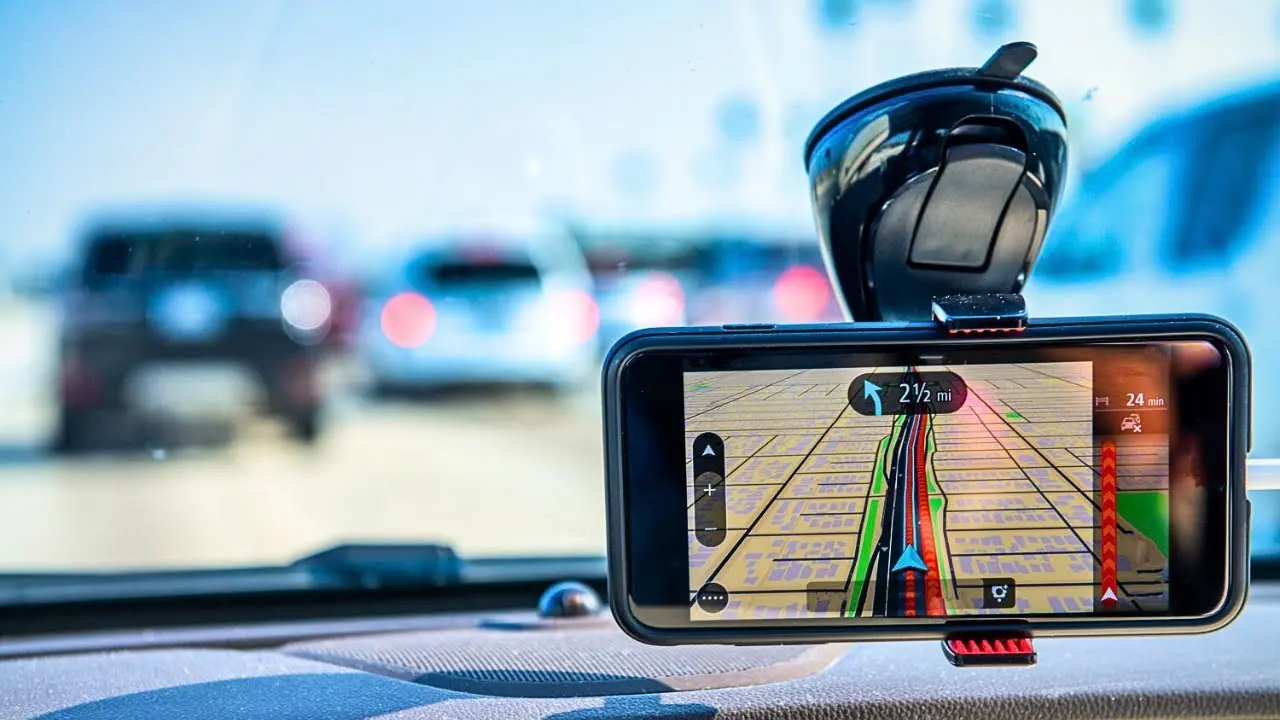 نمونه‌ای از دستگاه‌های GPS خودرو با نمایشگر بزرگ و رابط کاربری ساده