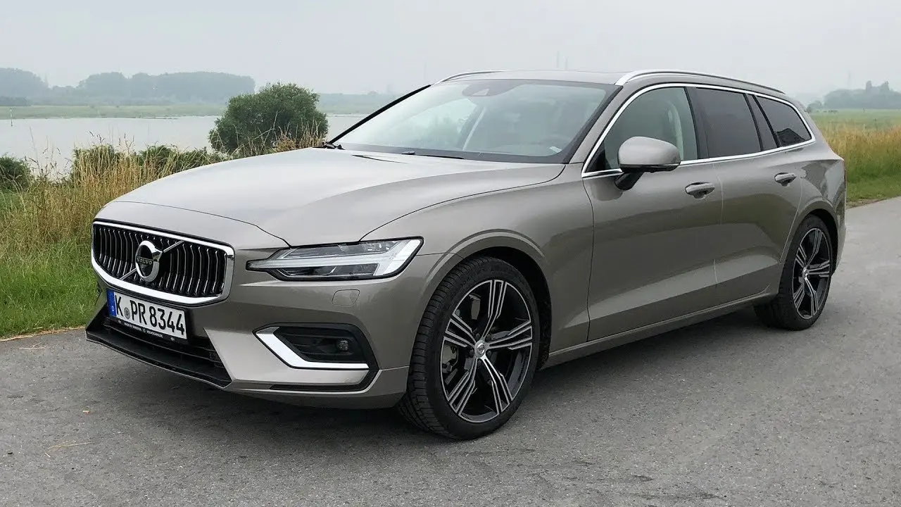 داشبورد خودرو با نمایشگر دیجیتال و اطلاعات موتور V60