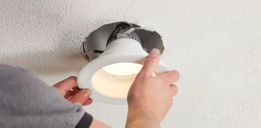 چراغ تعمیراتی با پایه قابل تنظیم و نور LED