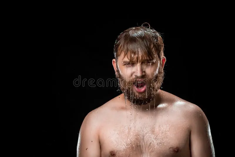 بادی اسپلش مردانه با طراحی شبکهای و پوشش مناسب برای استفاده در روزهای گرم